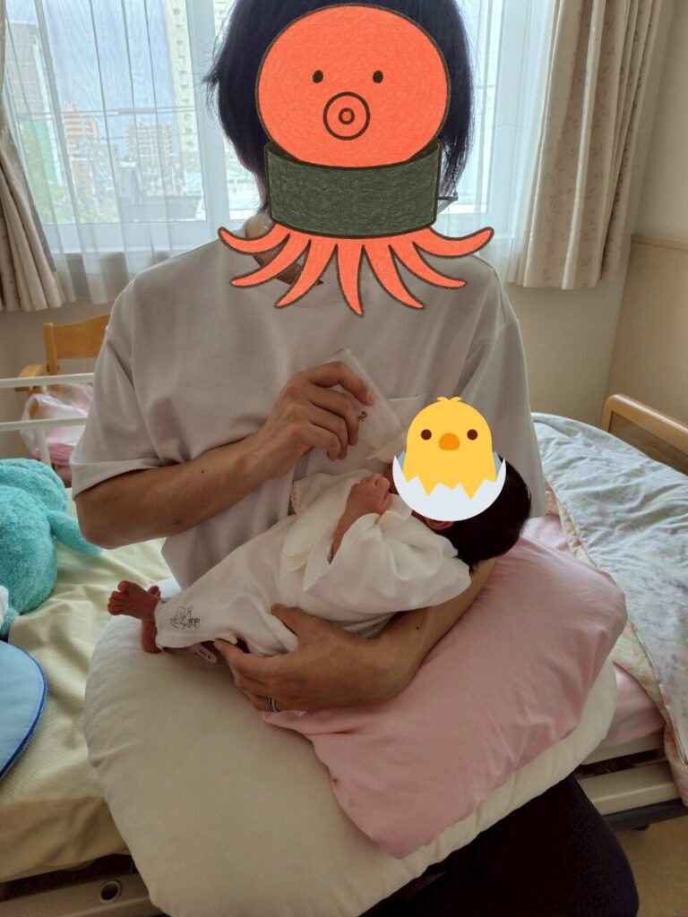 初めて我が子にミルクをあげる筆者