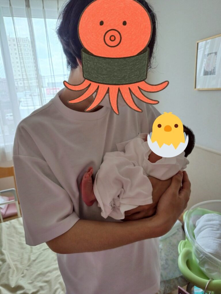 初めて我が子を抱っこしている筆者