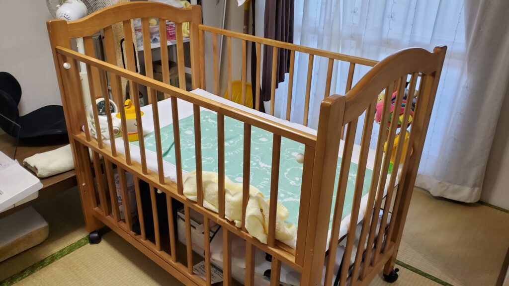 自宅の和室に設置しているベビーベッド