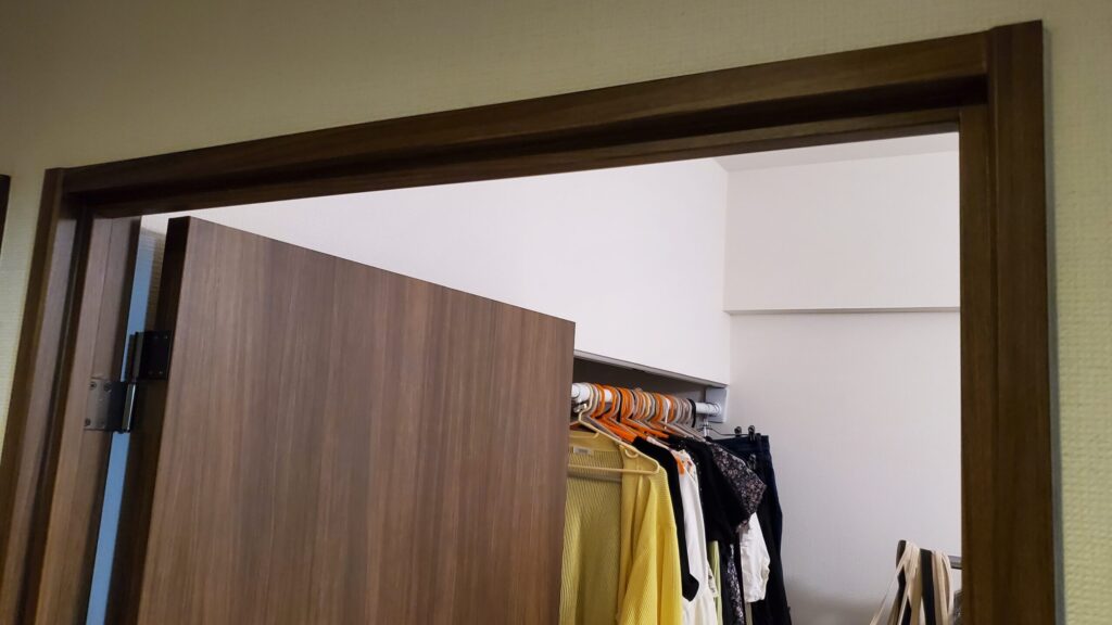 我が子が夢中になるスポット（ドアの枠）