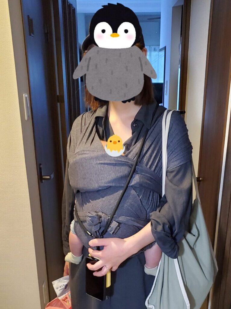 コニー抱っこ紐FLEXで娘を抱っこしてお出かけから帰ってきた妻
