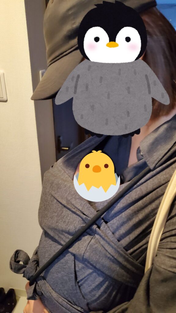 コニー抱っこ紐FLEXで娘を抱っこしてこれからお出かけする妻